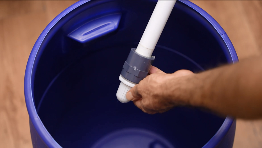 لوله و نازل داخل مخزن آب و نمک