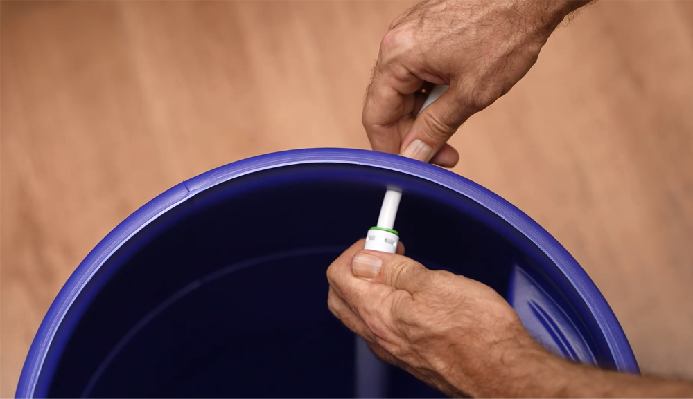 لوله و نازل داخل مخزن آب و نمک